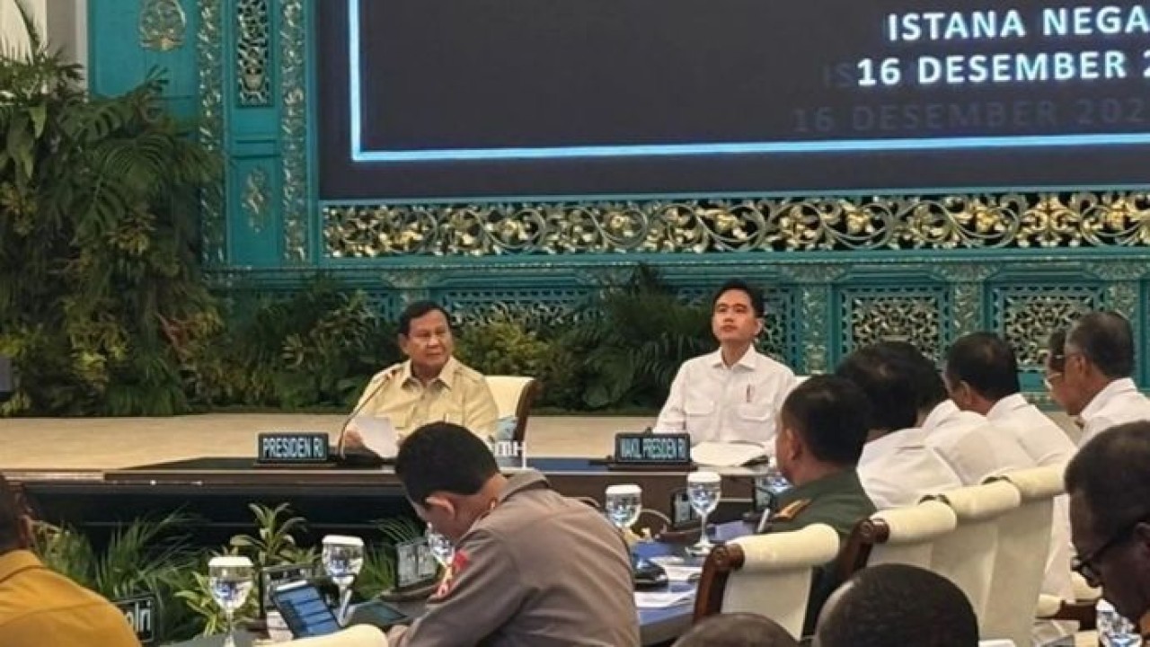 Presiden Prabowo Subianto didampingi Wakil Presiden, Gibran Rakabuming Raka, memberi pengarahan kepada kepala daerah seluruh Papua di Istana Negara, Jakarta, Selasa, 16 Desember 2025. ANTARA/Mentari Dwi Gayati (Antara)