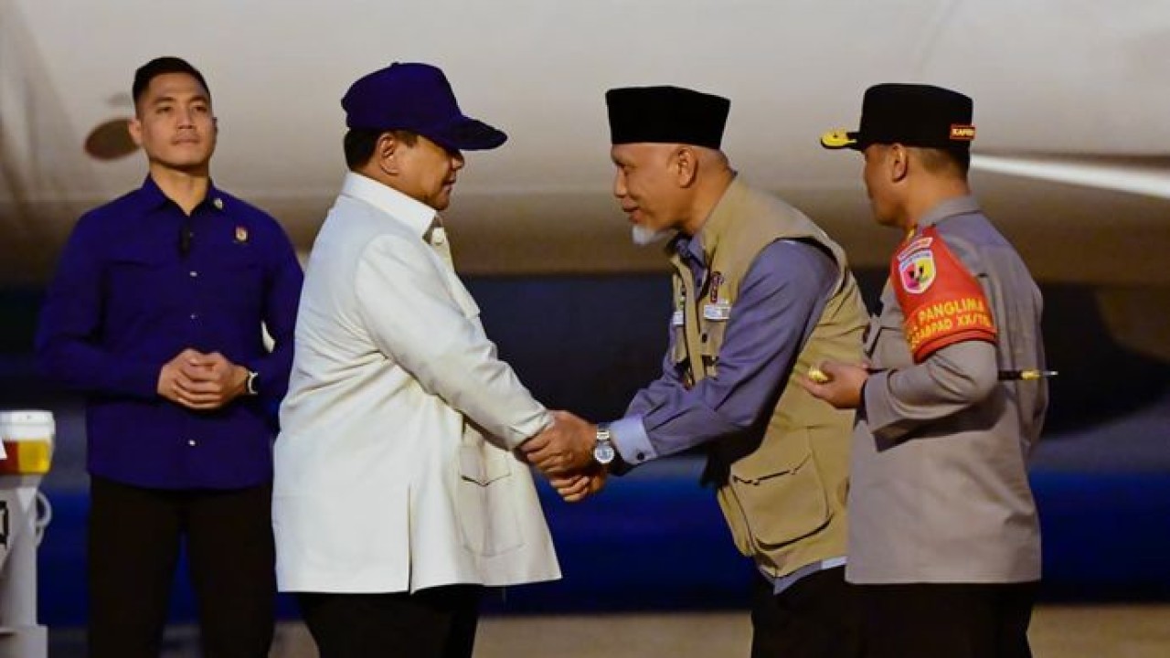 Presiden Prabowo Subianto tiba di Bandar Udara Internasional Minangkabau, Kabupaten Padang Pariaman, Provinsi Sumatra Barat (Setpres)