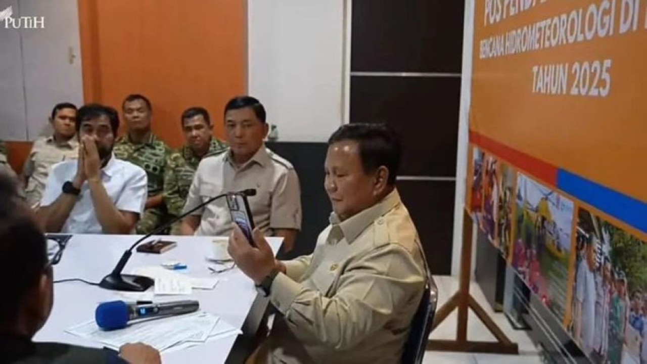 Presiden RI Prabowo Subianto melakukan video call dengan bupati di sela rapat terbatas di Pos Pendamping Nasional Penanganan Bencana Alam Aceh yang berlokasi di Pangkalan TNI AU Sultan Iskandar Muda, Aceh Besar, Minggu 7 Desember 2025 malam. (Foto: ANTARA/Mentari Dwi Gayati)