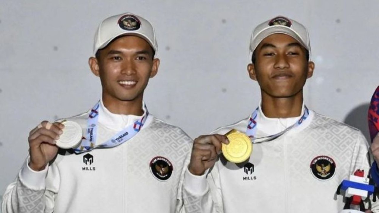 Atlet panjat tebing Indonesia peraih medali emas Antasyafi Robby Al Hilmi (kanan) bersama rekan senegaranya peraih medali perak Alfian Muhammad Fajri berpose dengan medalinya usai upacara penghargaan pemenang (UPP) final speed klasik panjat tebing putra SEA Games 2025 di Bangkok Sport Climbing Center Sport Authority, Bangkok, Thailand, Sabtu 13 Desember 2025. (Foto: ANTARA FOTO/Nova Wahyudi/sgd/am)