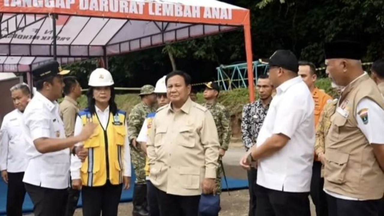 Presiden Prabowo Subianto mengecek perbaikan dan pemulihan jalur darat di Lembah Anai, Kabupaten Tanah Datar, Sumatera Barat, Kamis, 18 Desember 2025. (Foto: ANTARA/HO-BPMI Sekretariat Presiden)