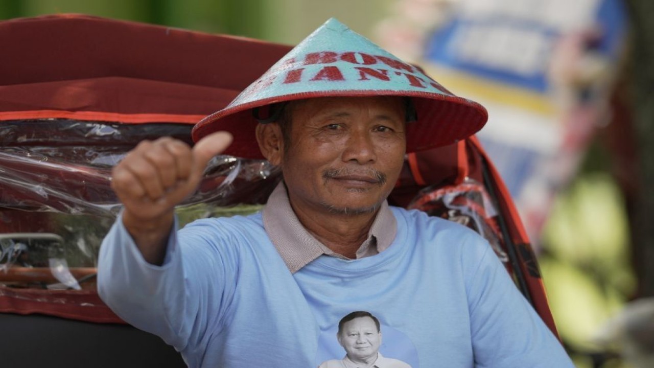 Bantuan becak listrik bagi penarik lansia merupakan bentuk kepedulian Presiden Prabowo Subianto terhadap masyarakat berpenghasilan rendah. (Foto: Istimewa)