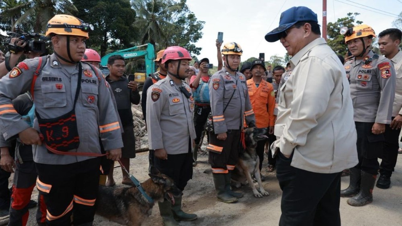 Presiden Prabowo Subianto menyapa beberapa petugas polisi yang masih bekerja dengan anjing K-9 untuk terus mencari korban hilang di wilayah bencana. (Foto: Istimewa)