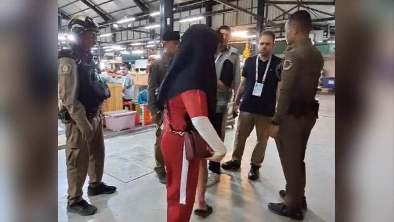 Manajer Tim Kickboxing Indonesia Rosi Nurasjati (memakai training warna merah) dicegat dan hendak ditangkap oleh aparat kepolisian Thailand di ajang SEA Games 2025.