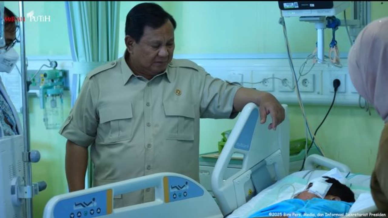 Prabowo Subianto jenguk siswa dan guru SDN Kalibaru 01 Cilincing di RS Koja Jakarta (Istimewa)