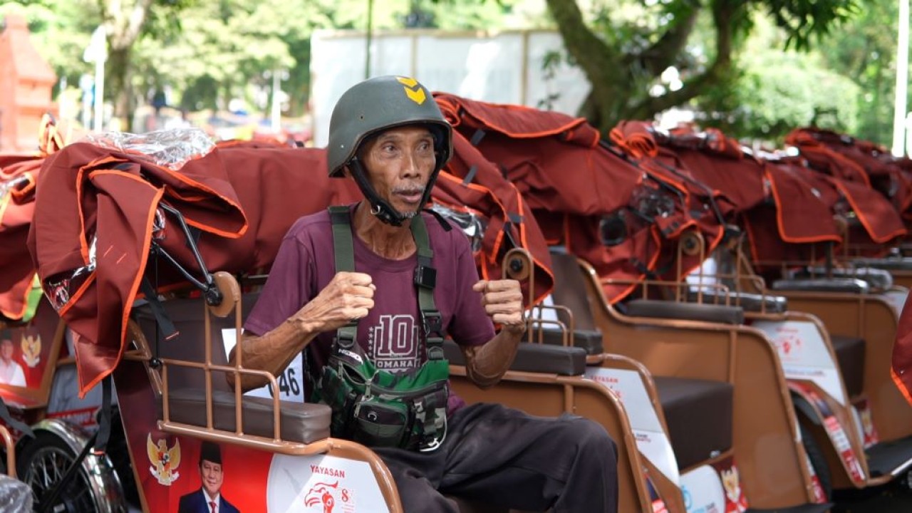 Penarik becak lansia di Kota Trenggalek, Jawa Timur, setelah menerima bantuan becak listrik dari Presiden Prabowo Subianto/ist
