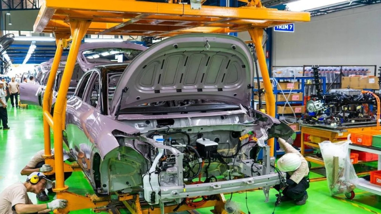 Kegiatan perakiatan dari Geely EX2 di PT Handal Indonesia Motor (HIM). (Foto: ANTARA/HO-Geely)