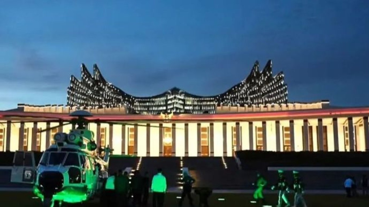 Helikopter Super Puma yang membawa Presiden Prabowo Subianto beserta rombongan tiba di helipad Istana Negara IKN, Kabupaten Penajam Paser Utara, Kalimantan Timur, Senin, 12 Januari 2026 petang. ANTARA/HO-Sekretariat Presiden/aa. (Antara)