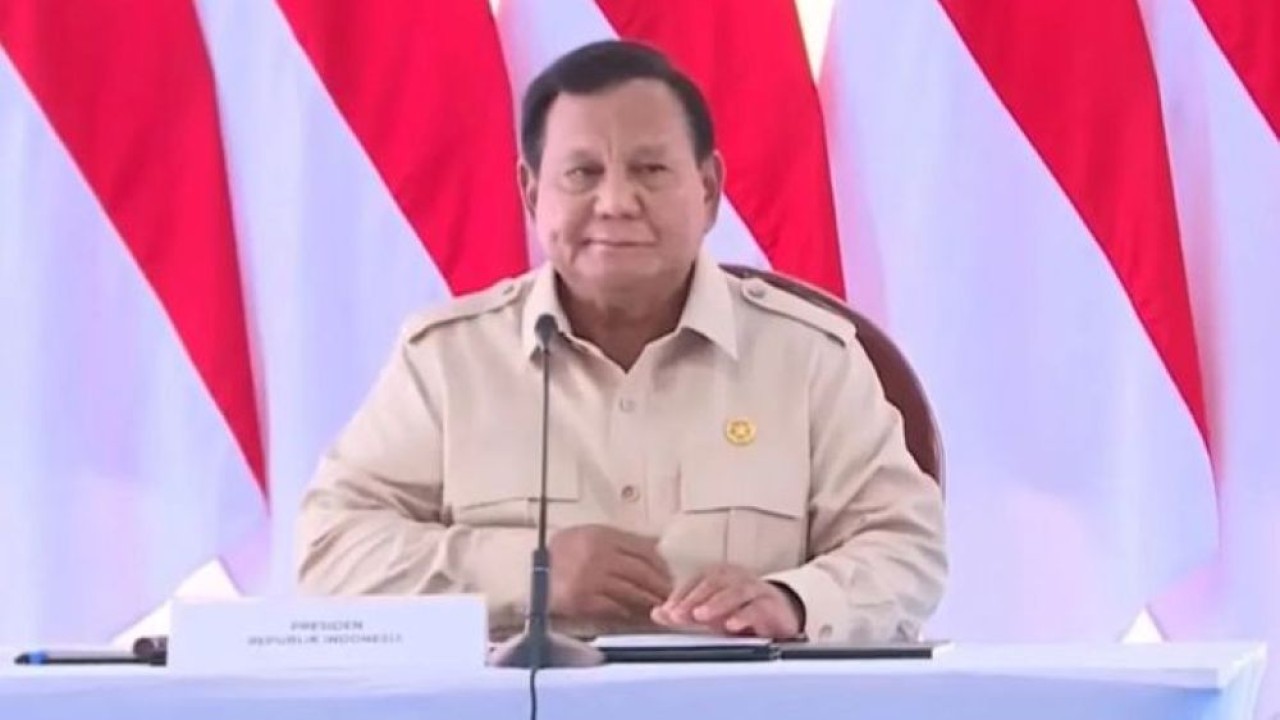 Tangkapan layar - Presiden Prabowo Subianto dalam rapat terbatas terkait progres pembangunan 600 hunian di Kabupaten Aceh Tamiang, Aceh, Kamis, 1 Januari 2026. (Foto: ANTARA/Youtube Sekretariat Presiden)