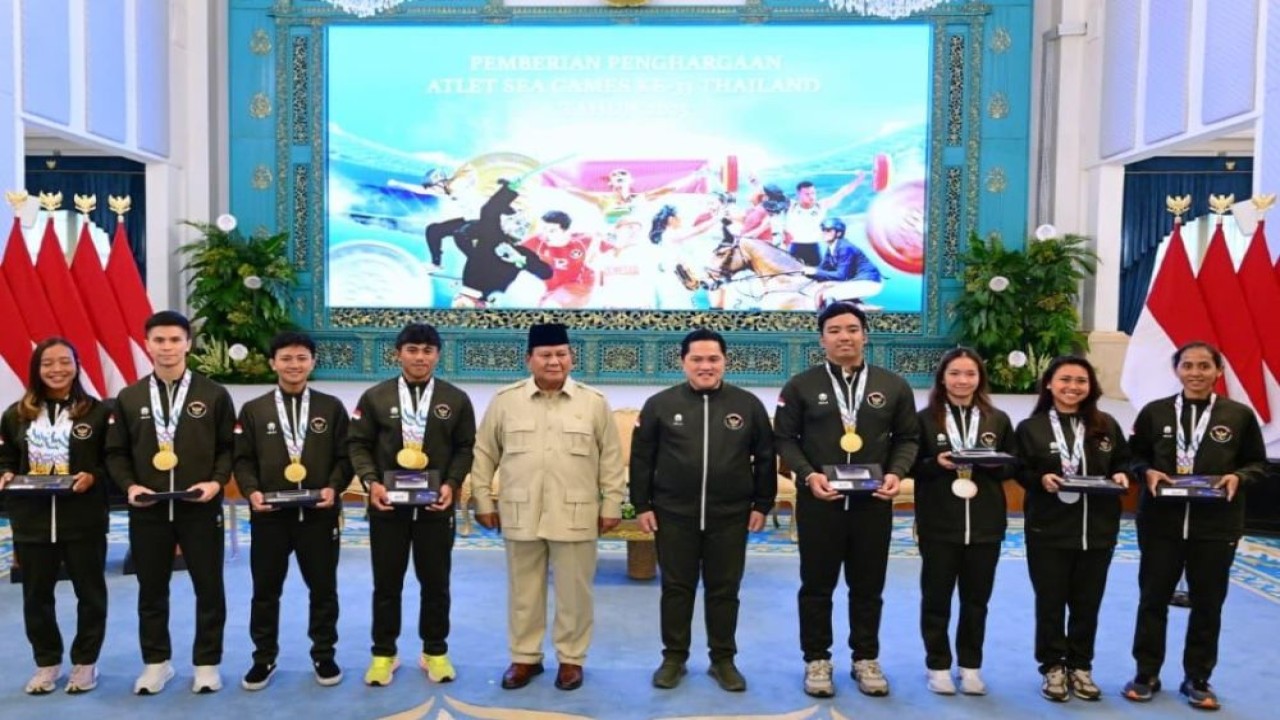 Presiden Prabowo menyerahkan bonus bagi atlet peraih medali SEA Games ke-33 Thailand, di Istana Negara, Kamis (8/1/2026). (Foto: BPMI Setpres)