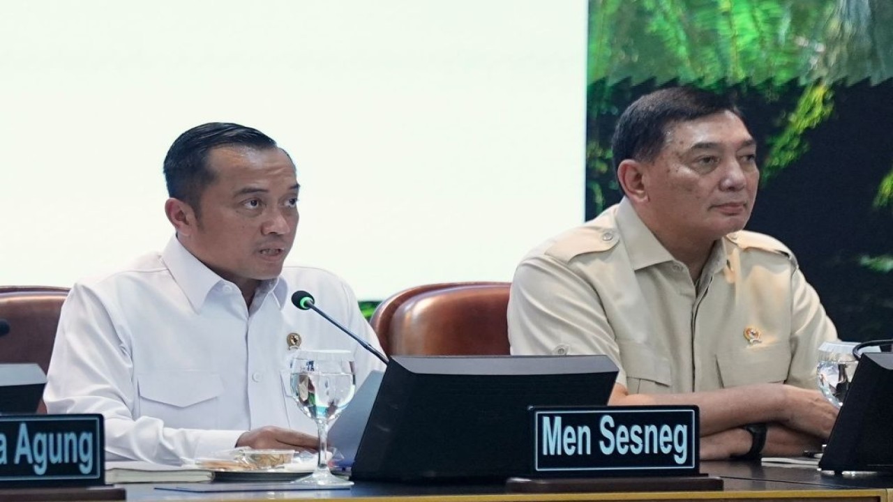 Menteri Sekretaris Negara (Mensesneg) Prasetyo Hadi (ketiga dari kanan) saat memimpin konferensi pers Satgas PKH, di Kantor Presiden, Jakarta, Selasa (20/1/2026). (Foto: Dok/Istimewa)