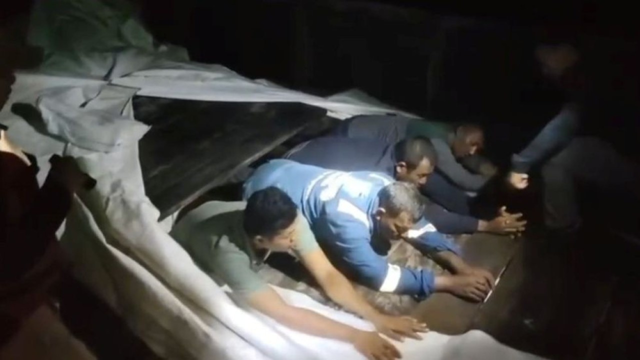 TNI AL mencegat sebuah kapal nelayan di perairan timur Selat Bangka, Kepulauan Bangka Belitung, Rabu, 14 Januari 2026. (Foto: Dok/Istimewa)