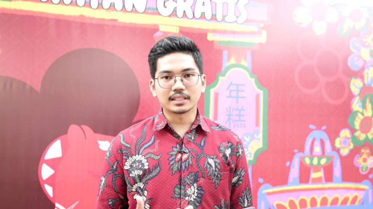 Abdurrahman Al-Fatih Ifdal (27), salah satu pengunjung memanfaatkan layanan cek kesehatan gratis di Imlek Festival 2577. (Istimewa)