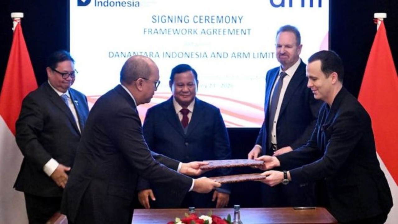 Presiden Prabowo Subianto menyaksikan penandatanganan perjanjian kerangka kerja antara Badan Pengelola Investasi Danantara Indonesia (BPI Danantara) dan Arm Limited di London. (Foto: Sekretariat Presiden)