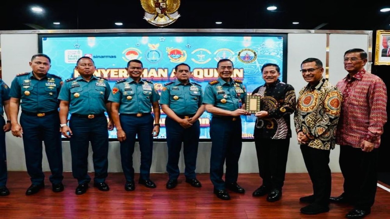 Penyerahan simbolis wakaf Al-Qur'an dari Yayasan Muslim Sinar Mas dilakukan kepada Panglima Komando Armada Republik Indonesia (Pangkoarmada RI), Laksamana Madya TNI Denih Hendrata, di Markas Koarmada RI, Jalan Gunung Sahari, Jakarta Pusat. (Foto: Dok/Istimewa)