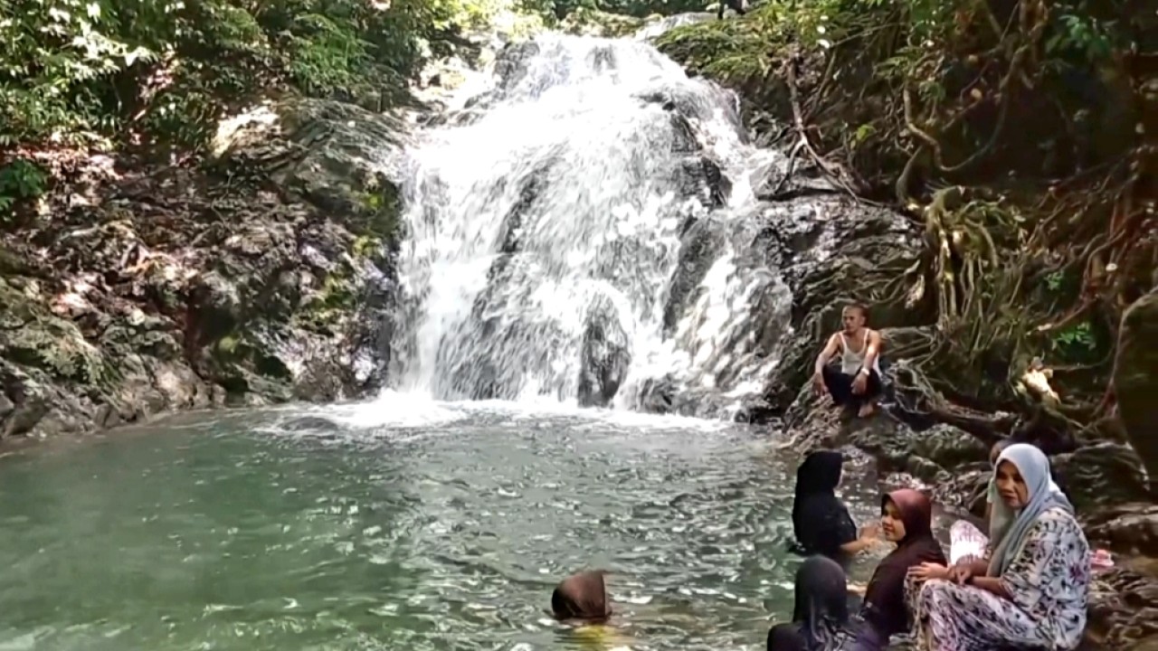Air Terjun 7 Tingkat di Tapak Tuan, Aceh Selatan, jadi "primadona" bagi warga berwisata saat masa libur Lebaran. (Istimewa)
