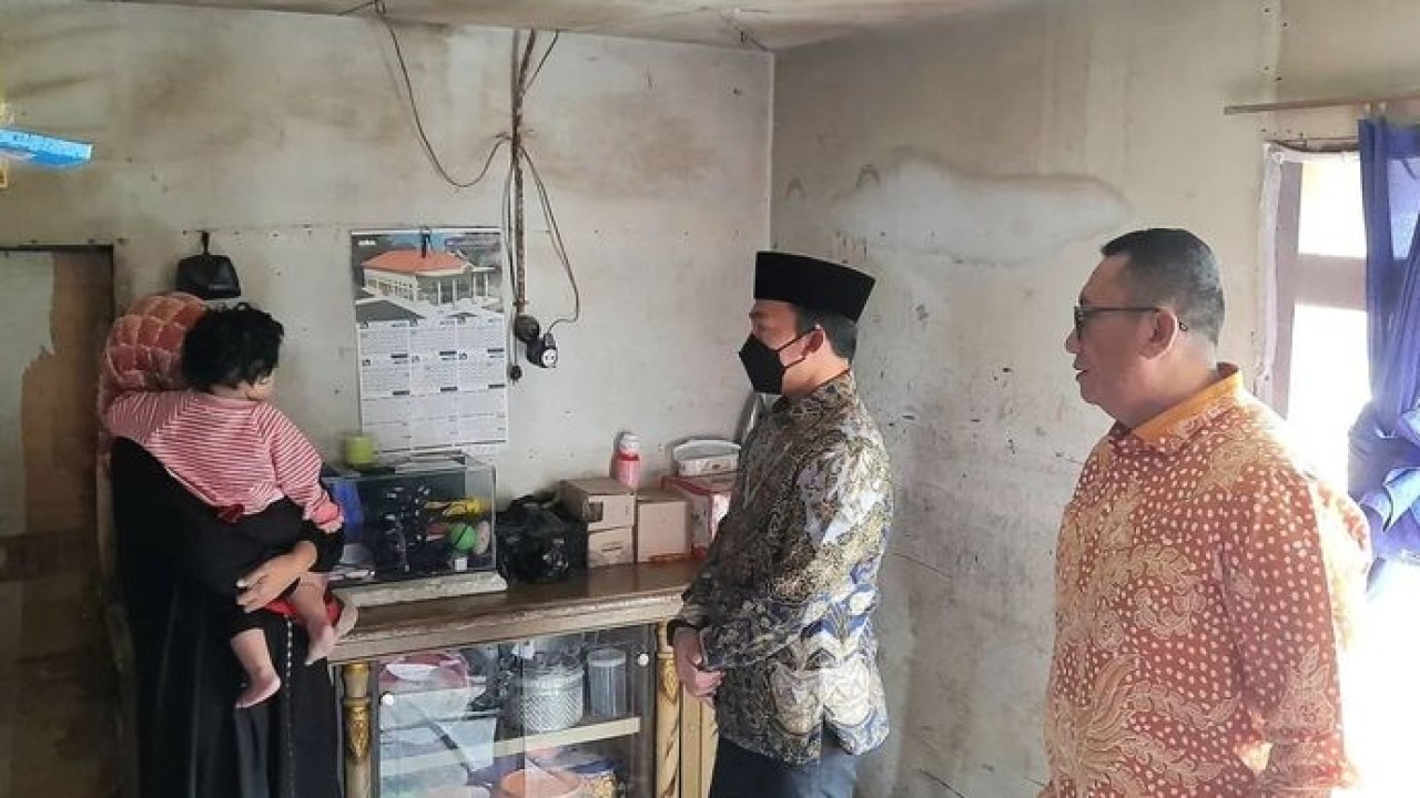 Mendukbangga/Kepala BKKBN Wihaji (dua dari kanan) saat mengunjungi keluarga risiko stunting sekaligus mengantarkan MBG 3B di Kecamatan Cipanas, Kabupaten Cianjur, Jawa Barat, Rabu, 4 Maret 2026. ANTARA/Lintang Budiyanti Prameswari. (Antara)