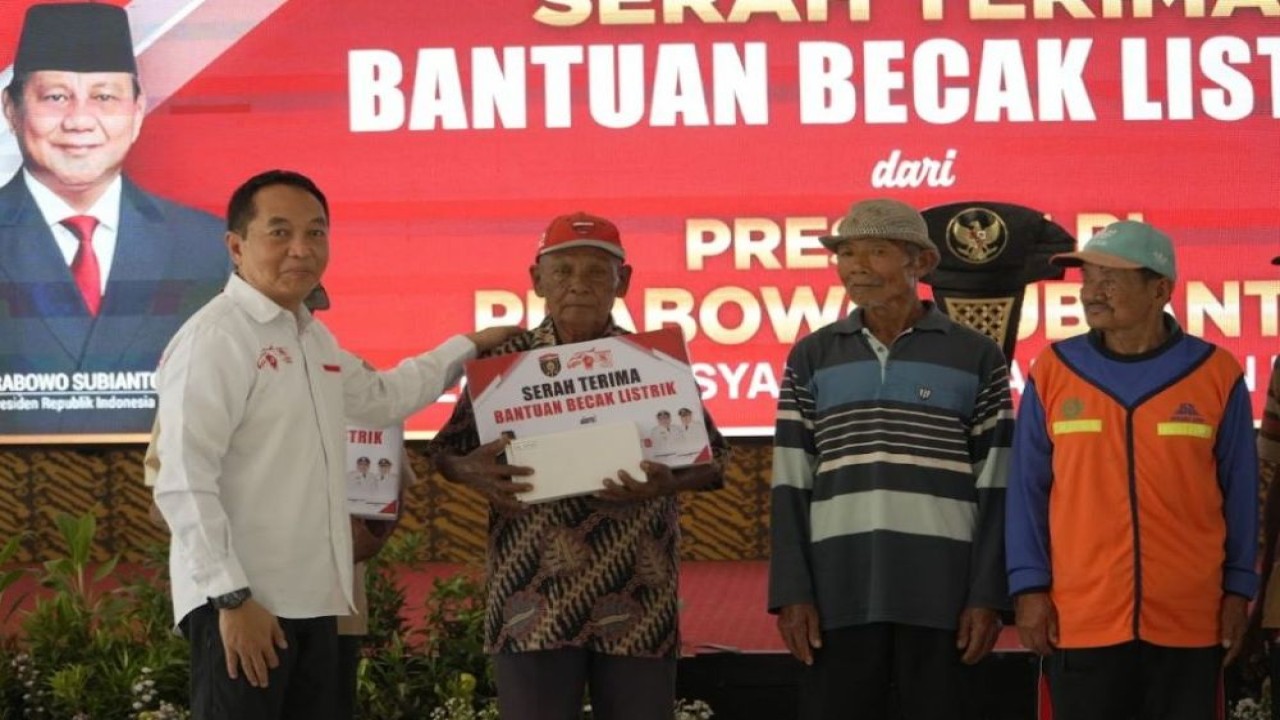 Penarik becak di Ngawi menerima becak listrik gratis dari Presiden Prabowo Subianto. (Foto: Dok/Istimewa/Bakom RI)