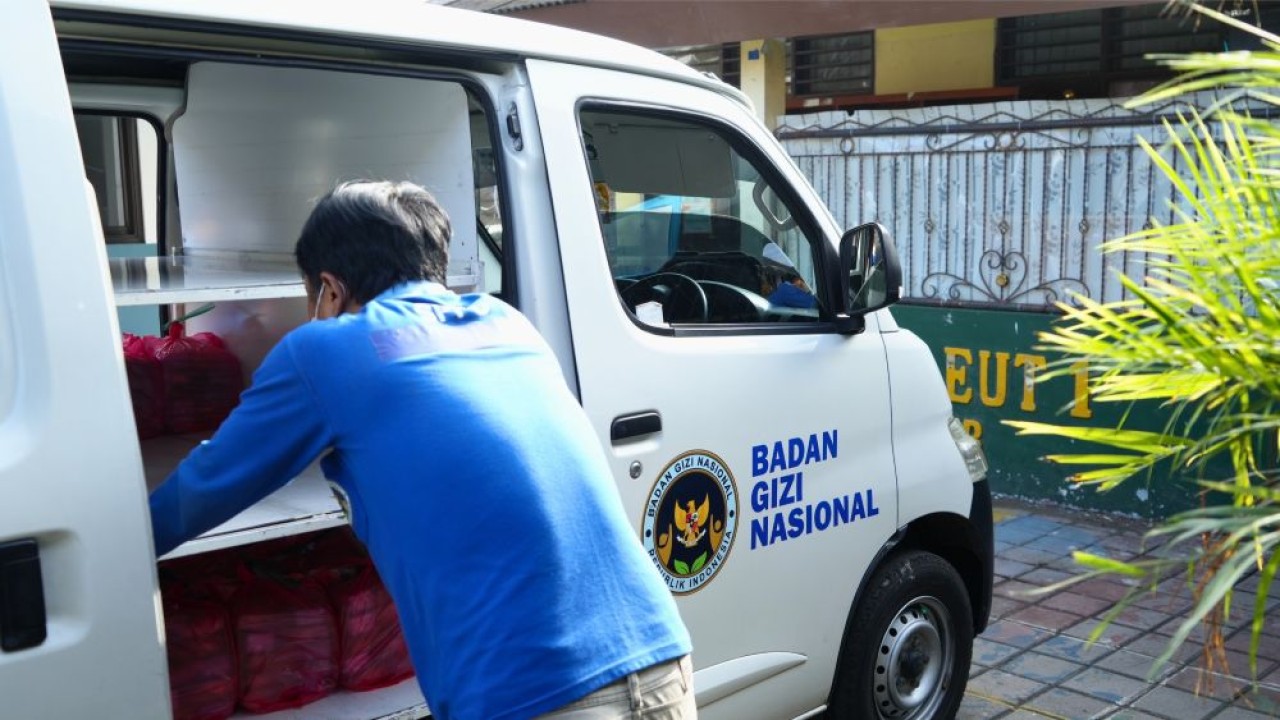 Badan Gizi Nasional (BGN) mengambil tindakan tegas terhadap sembilan SPPG di Kabupaten Gresik, Jawa Timur, yang memberikan kelapa utuh sebagai bagian dari menu Program Makan Bergizi Gratis (MBG). (Foto: Dok/Istimewa)
