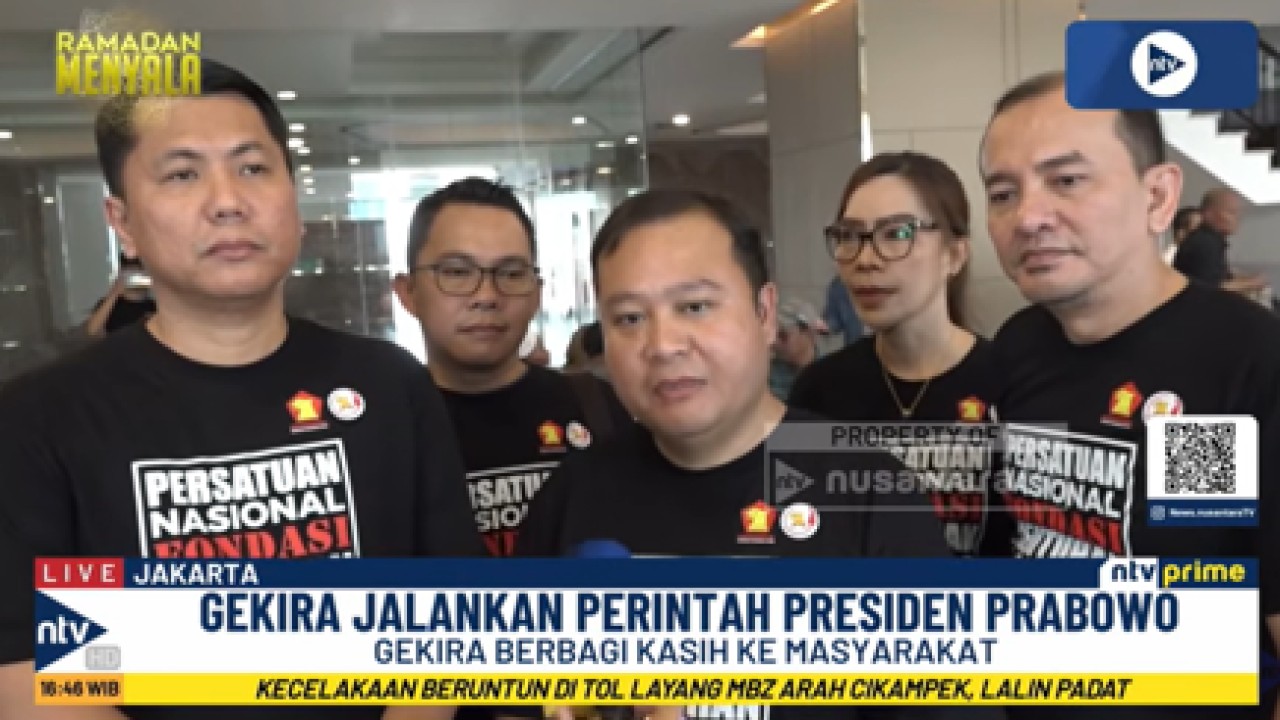 Bendahara Umum PP Gekira Dimpos Tampubolon didampingi Ketua Pelaksana Kegiatan Bansos PP Gekira, Melki Markus dan para pegurus