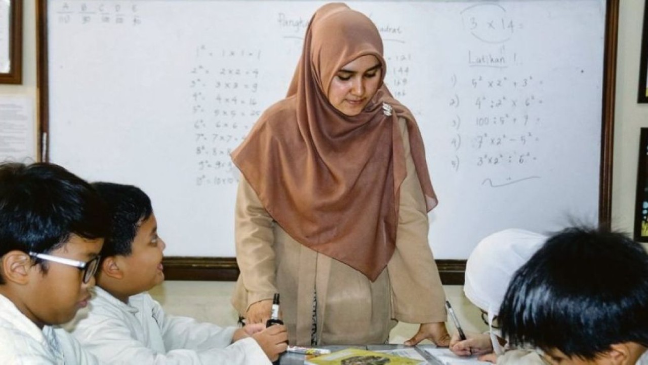 Ilustrasi guru agama sedang mengajar siswa/ist