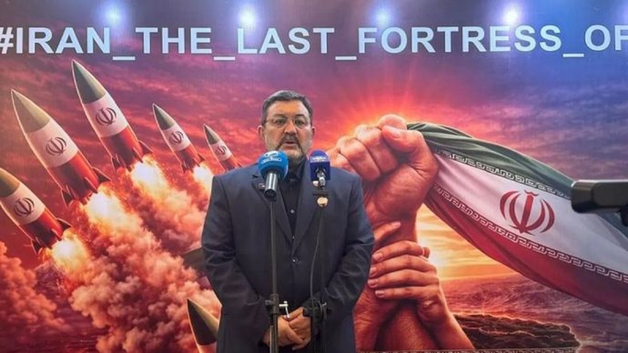 Duta Besar Iran untuk Indonesia Mohammad Boroujerdi berbicara dalam konferensi pers di kediaman resmi Dubes Iran di Jakarta, Senin, 2 Maret 2026. (Foto: Antara)