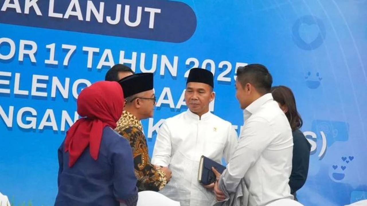 Mendukbangga/Kepala BKKBN Wihaji (tengah) dalam Rapat koordinasi percepatan implementasi PP Tunas yang diselenggarakan di Kantor Kementerian Komunikasi dan Digital (Kemkomdigi), Jakarta, pada Rabu 11 Maret 2026. ANTARA/HO-Kemendukbangga/BKKBN. (Antara)
