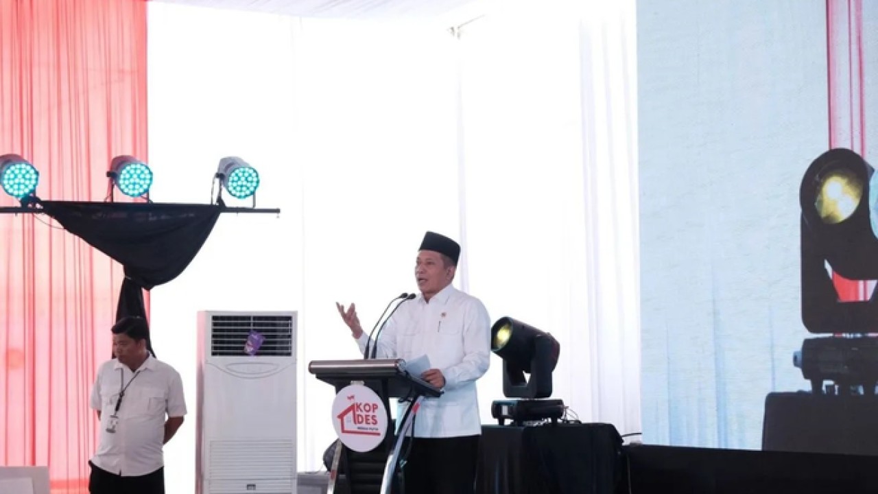 Menteri Koperasi (Menkop) Ferry Juliantono saat memberi sambutan dalam kegiatan kolaborasi Kemenkop dan Kemensos dalam menarik penerima bansos menjadi anggota KDKMP di KDMP Gejugjati, Pasuruan, Selasa 10 Maret 2026. (ANTARA/Fahmi Alfian/vft) (Antara)