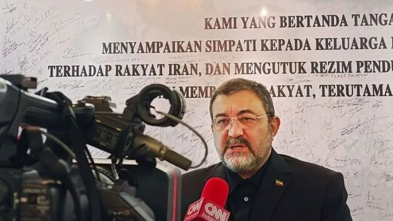 Arsip foto - Duta Besar Iran untuk Indonesia Mohammad Boroujerdi memberikan pernyataan kepada awak media di kediamannya di Jakarta, 3 Juli 2025. ANTARA/Asri Mayang Sari/aa. (Antara)