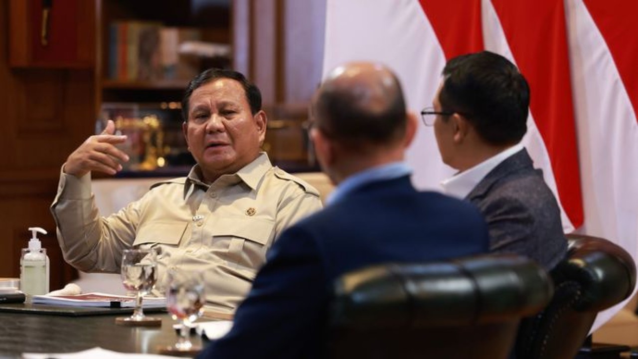 Presiden Prabowo Subianto. (Bakom)