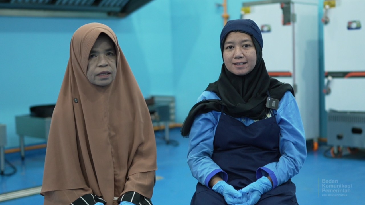 Penyandang tunarungu wicara, Emilia Widyastuti, bekerja di SPPG Gempeng, Kabupaten Sukoharjo, Jawa Tengah. (Foto: Dok/Istimewa/Bakom RI)