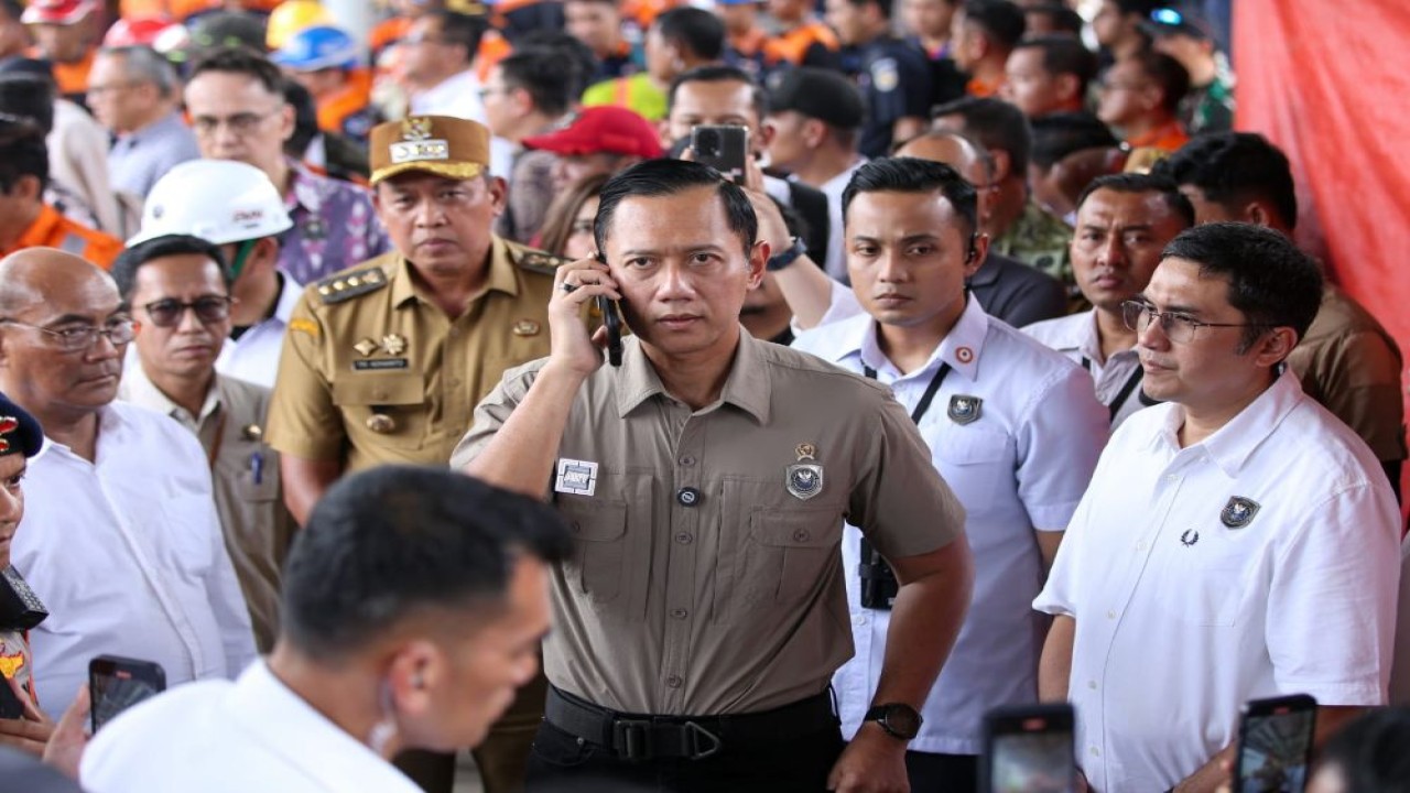 Menteri Koordinator Bidang Infrastruktur dan Pembangunan Kewilayahan, Agus Harimurti Yudhoyono (AHY), meninjau langsung lokasi kecelakaan kereta api di Stasiun Bekasi Timur pada Selasa (28/4/2026). (Foto: Dok/Istimewa)