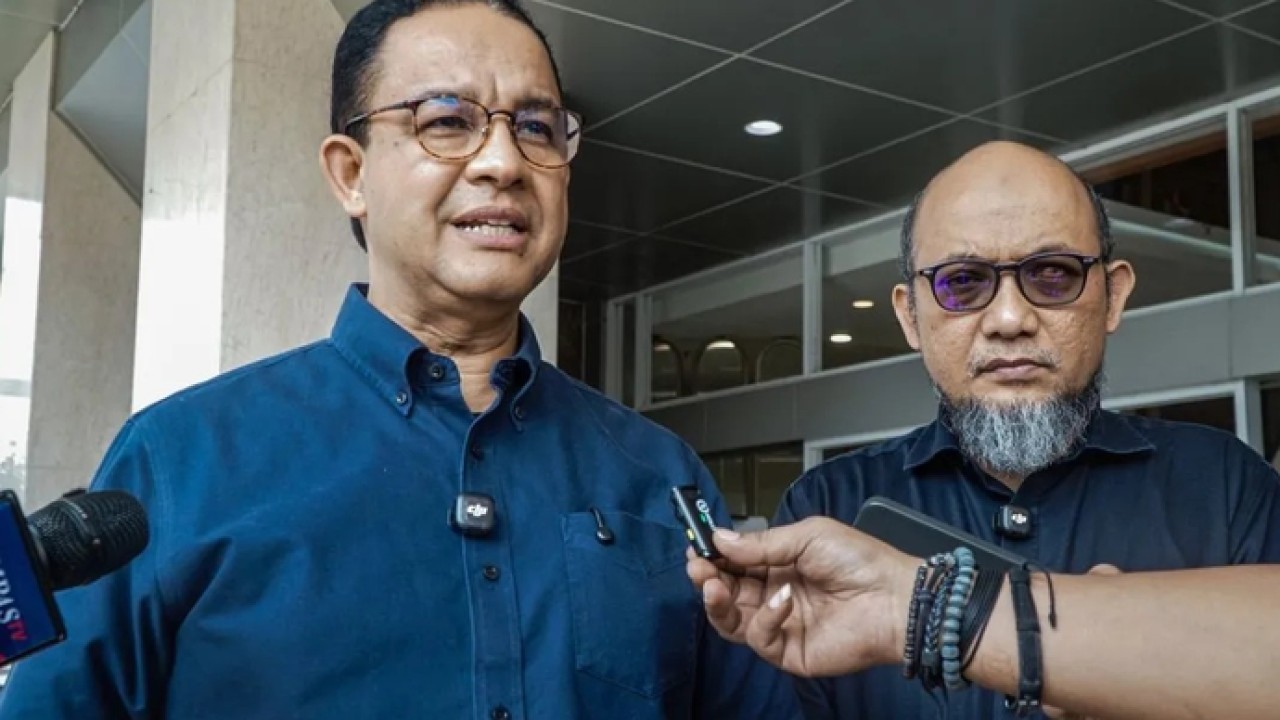 Arsip - Mantan Gubernur DKI Jakarta Anies Baswedan (kiri) bersama mantan penyidik KPK Novel Baswedan memberikan keterangan usai menjenguk aktivis Kontras Andrie Yunus di RSCM, Jakarta, Sabtu (14/3/2026). Kedatangan Anies Baswedan dan Novel Baswedan itu untuk menjenguk dan memberikan dukungan moral kepada Andrie Yunus yang tengah menjalani perawatan usai mengalami teror penyiraman air keras oleh orang tak dikenal pada Kamis (12/3) malam. ANTARA FOTO/Salma Talita/hma/tom. (Antara)