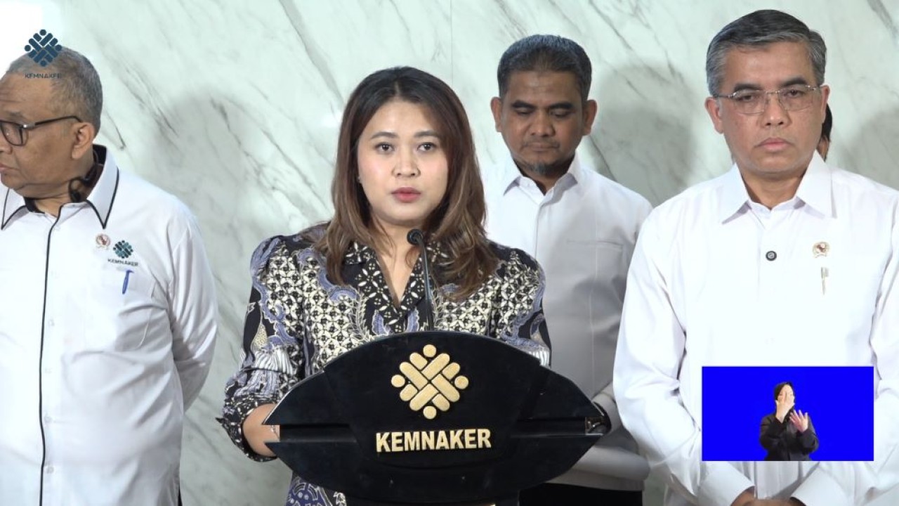 Menteri Ketenagakerjaan Yassierli konpers bersama pengusaha.