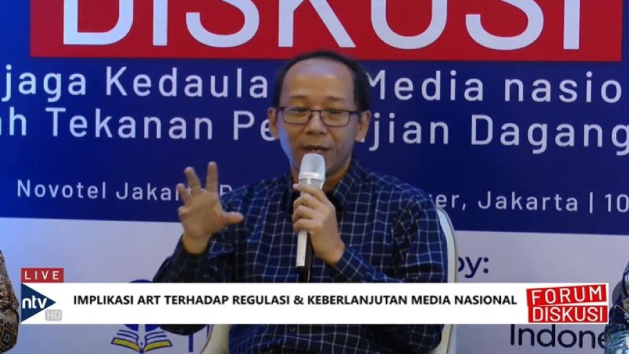 Ketua Bidang Pendidikan Persatuan Wartawan Indonesia, Agus Sudibyo dalam forum diskusi “Menjaga Kedaulatan Media Nasional di Tengah Tekanan Perjanjian Dagang Global” yang digelar di Meeting Room Novotel Jakarta Timur, Jumat (10/4/2026). (Tangkap layar Youtube Nusantara TV)