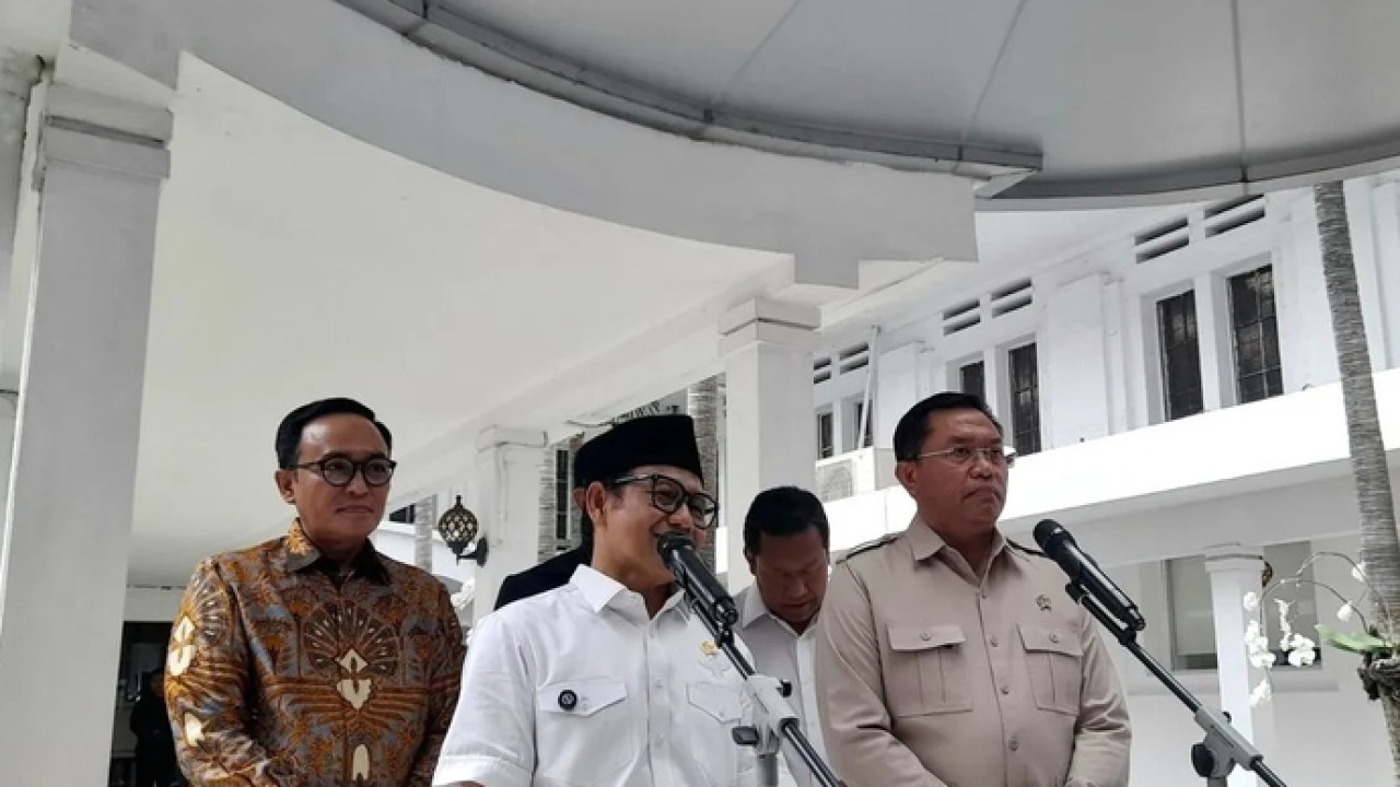 Wakil Kepala BGN Bidang Operasional Pemenuhan Gizi Sony Sonjaya (depan, kanan), Menko Bidang Pemberdayaan Masyarakat Muhaimin Iskandar (depan, kiri) memberikan keterangan kepada media usai acara satu tahun Program MBG untuk pemberdayaan masyarakat di Jakarta, Kamis (16/4/2026). ANTARA/Lintang Budiyanti Prameswari. (Antara)