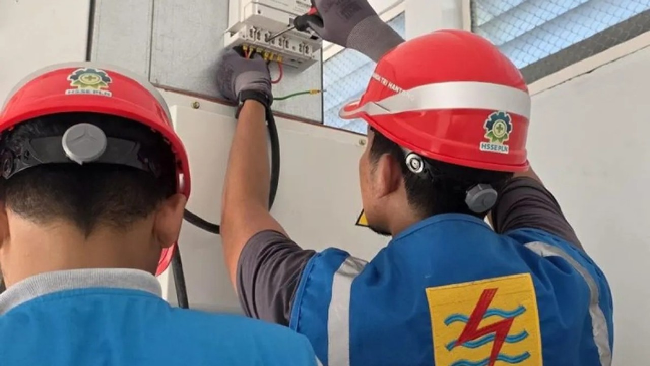 Ilustrasi. Petugas PLN tengah memasang kWh Meter galangan kapal, Kabupaten Barru, Provinsi Sulawesi Selatan. ANTARA/HO-Humas PLN UID Sulselrabar (B) (Antara)