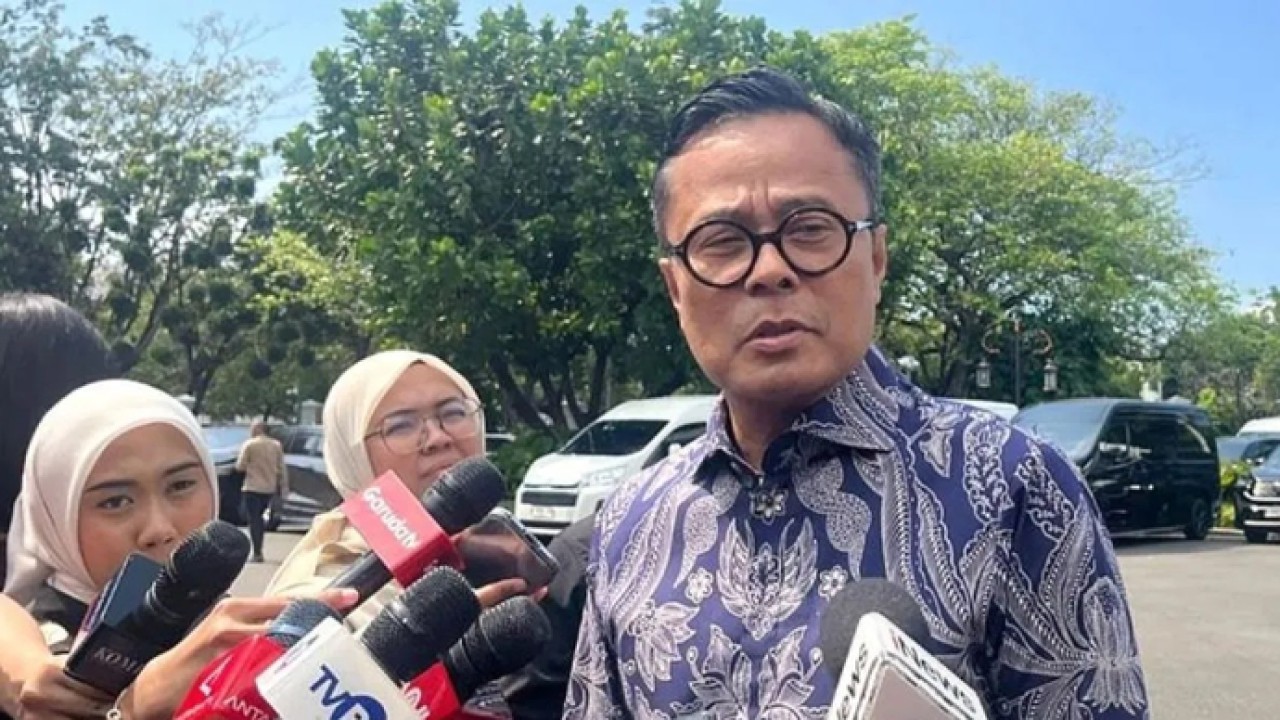 Kepala Badan Pengelola (BP) BUMN Dony Oskaria menjawab pertanyaan wartawan di Kompleks Istana Kepresidenan, Jakarta, Selasa (7/4/2026). ANTARA/Fathur Rochman/pri. (Antara)