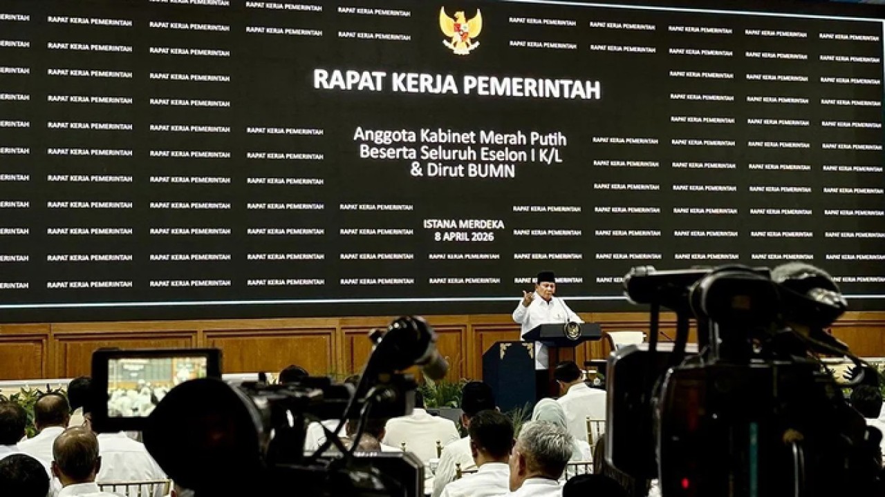Presiden Prabowo Subianto memberikan taklimat di hadapan 800 pejabat negara mulai dari menteri sampai dengan eselon I kementerian/lembaga saat Rapat Kerja Pemerintah di Halaman Tengah Istana Kepresidenan, Jakarta, Rabu (8/4/2026). ANTARA/Genta Tenri Mawangi/aa. (Antara)