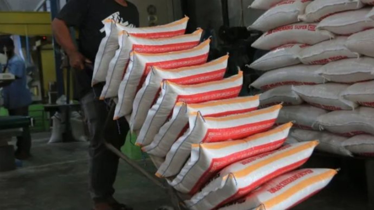 Pekerja mengangkut beras di fasilitas penanganan beras di Desa Meunasah Buloh, Kaway XVI, Aceh Barat, Aceh, Selasa (11/11/2025). (ANTARA FOTO/Syifa Yulinnas) (Antara)