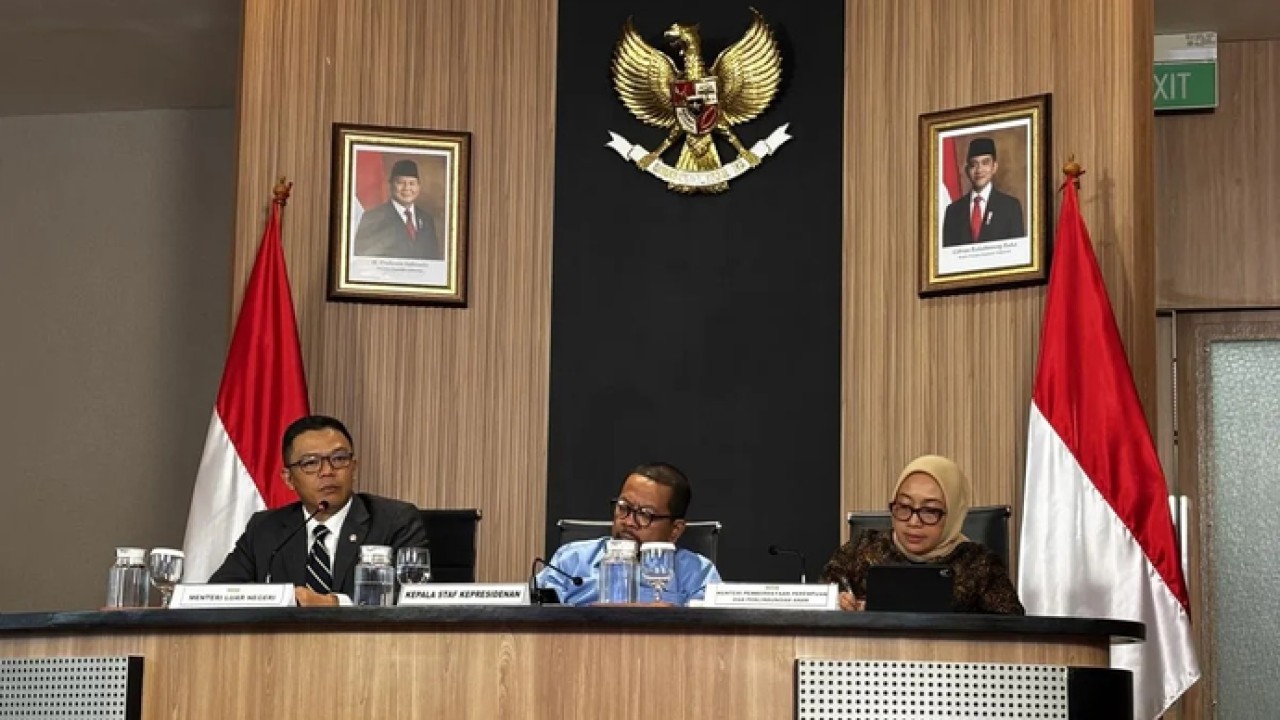 Menlu Sugiono (kiri), Kepala Staf Kepresidenan Muhammad Qodari dan Menteri PPPA Arifah Fauzi dalam konferensi pers di Jakarta, Rabu (22/4/2026) ANTARA/Prisca Triferna (Antara)