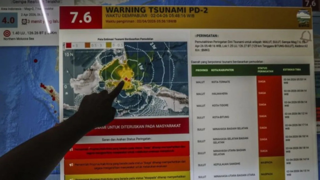 Petugas BMKG memperlihatkan pusat titik lokasi gempa bumi berkekuatan magnitudo 7,6 yang mengguncang wilayah Sulut dan Malut melalui layar monitor di Kantor BMKG Stasiun Geofisika Kelas III Ternate, Maluku Utara, Kamis (2/4/2026). ANTARA FOTO/Andri S (Antara)