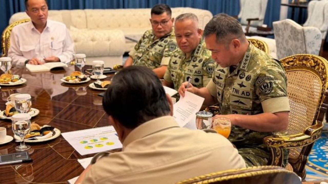 Presiden Prabowo Subianto menerima Kepala Staf Angkatan Darat (KSAD) Jenderal TNI Maruli Simanjuntak bersama jajaran pejabat utama TNI Angkatan Darat di Istana Merdeka, Jakarta, pada Kamis, 16 April 2026. (Foto: Istimewa)