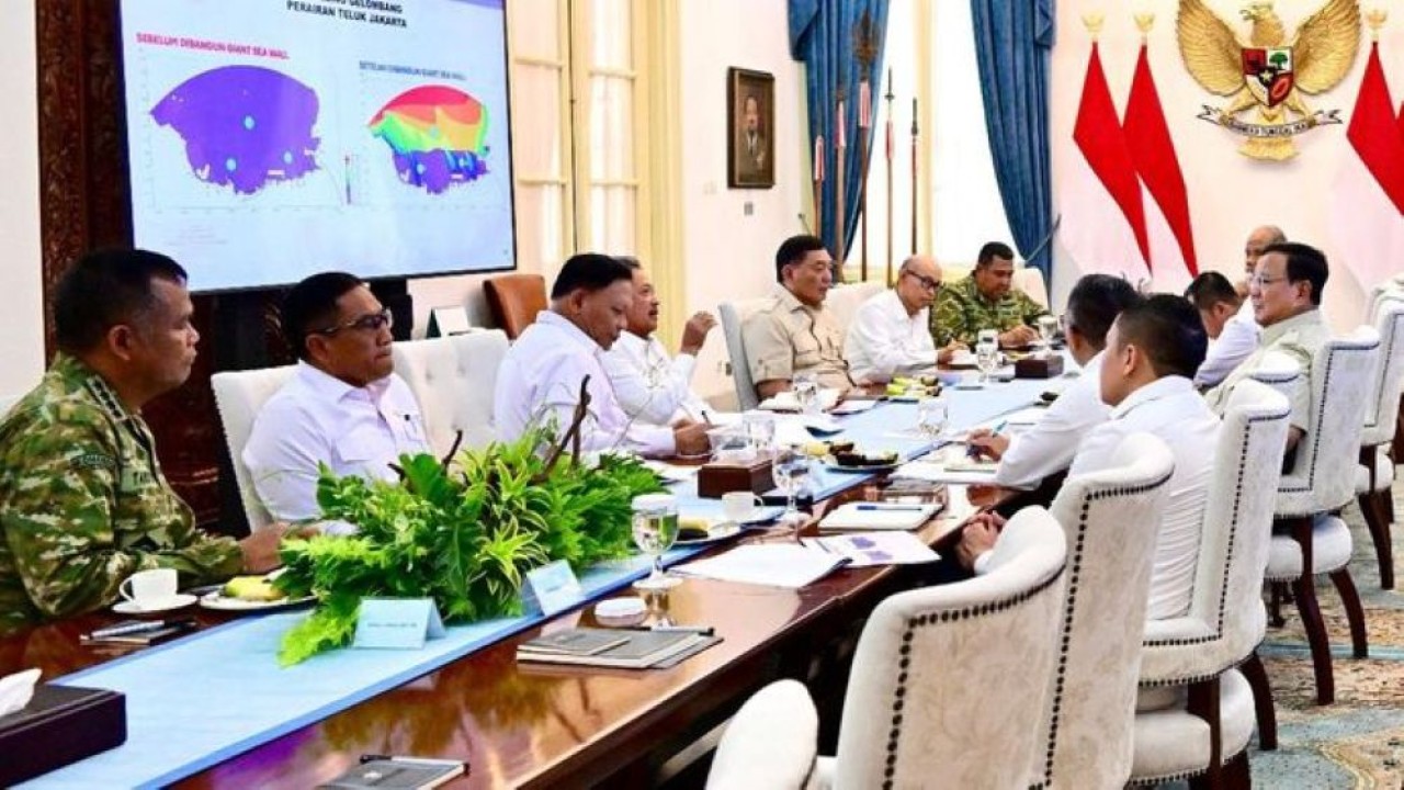 Presiden Prabowo Subianto memimpin rapat terbatas dengan sejumlah Menteri Kabinet Merah Putih terkait dengan pematangan rencana pembangunan tanggul laut raksasa (giant sea wall) sebagai proyek strategis nasional. (Foto: Sekretariat Presiden)