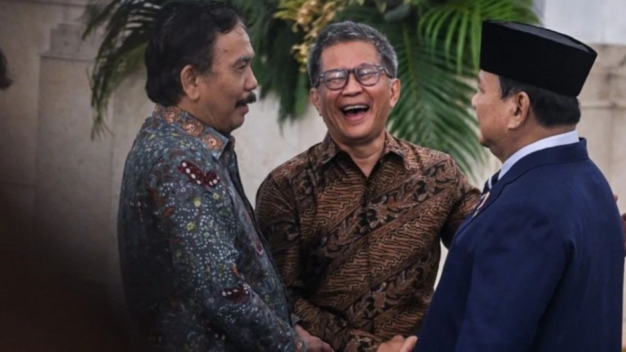 Presiden Prabowo Subianto (kanan) berbincang dengan Akademisi Rocky Gerung (tengah) dan Ketua Dewan Direktur Great Institute Syahganda Nainggolan (kiri) usai pelantikan pejabat baru dalam Kabinet Merah Putih di Istana Negara, Jakarta, Senin (27/4/202). (Foto: Antara)