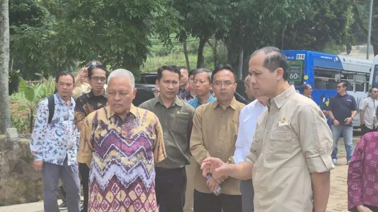 Menteri Transmigrasi Muhammad Iftitah Sulaiman Suryanagara saat berkunjung ke Universitas Padjajaran, Sumedang, pada Rabu (22/4/2026). ANTARA/Ilham Nugraha. (Antara)