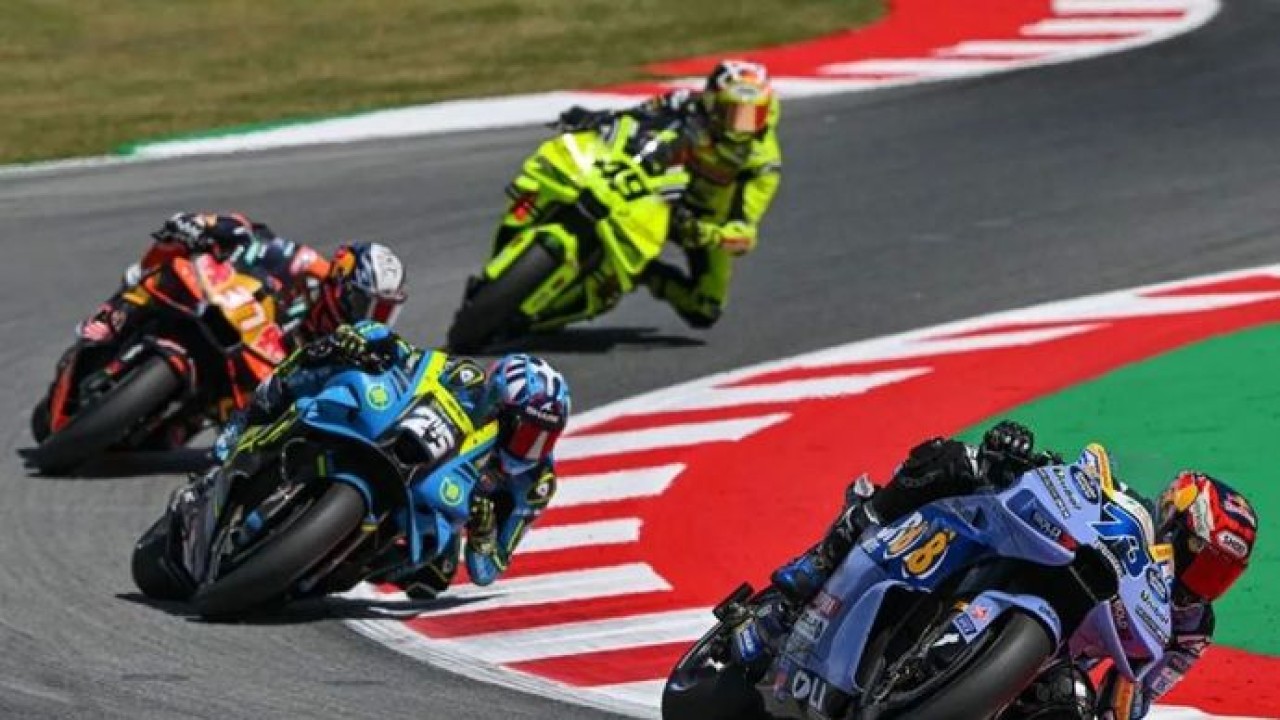 Pembalap BK8 Gresini Racing MotoGP, Alex Marquez (depan), memenangi MotoGP Catalunya 2026 setelah mengungguli pembalap Red Bull KTM Factory Racing, Pedro Acosta dalam duel ketat di Sirkuit Barcelona-Catalunya, Sabtu 16 Mei 2026 motogp/pri. (Antara)