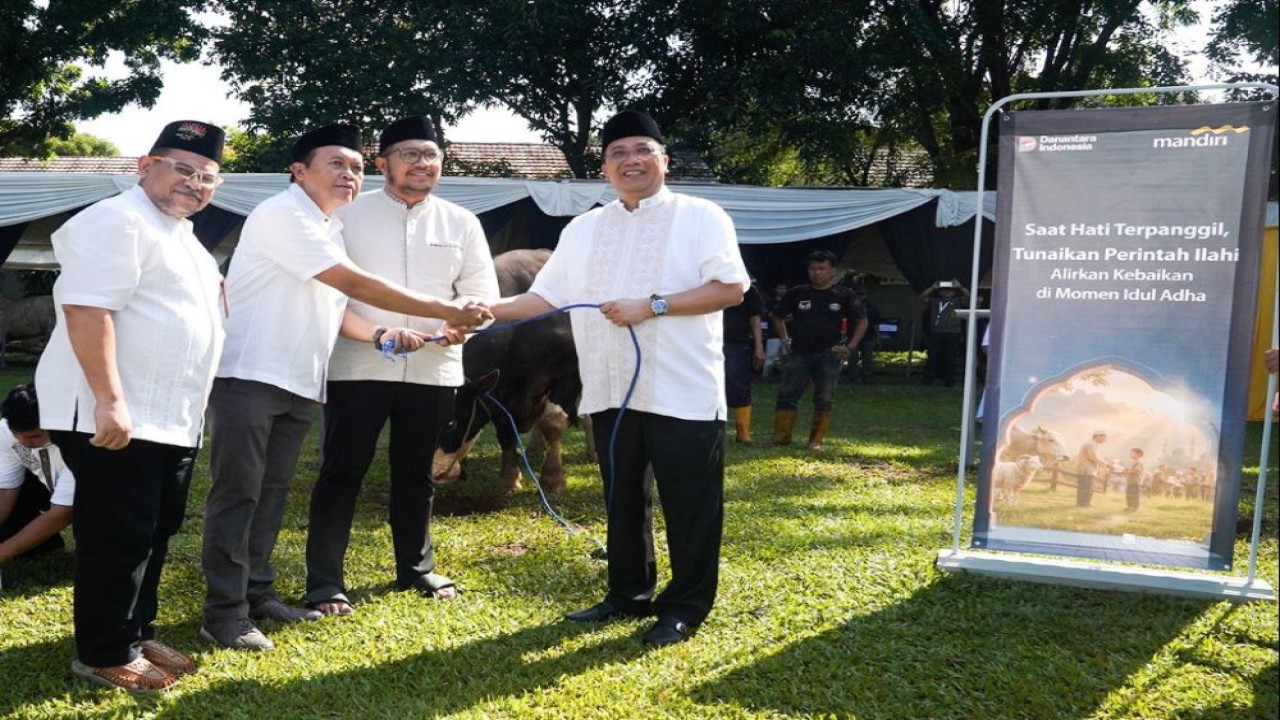 Melalui program Mandiri Berbagi ke Seantero Negeri, Bank Mandiri bersama seluruh karyawan dan karyawatinya mendistribusikan daging hewan kurban di berbagai penjuru Indonesia. (Istimewa)