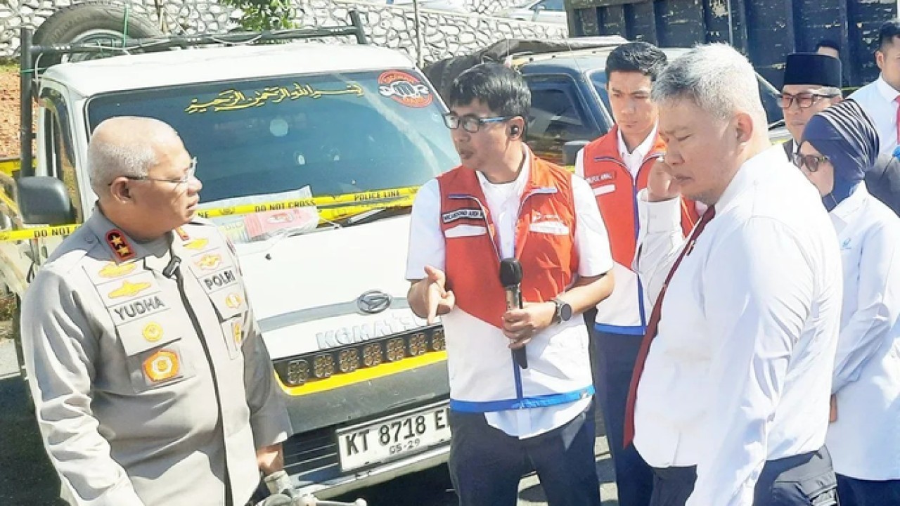 Sales Brand Manager (SBM) Kalsel 1 Fuel Pertamina Patra Niaga Wicaksono Ardi Nugraha (tengah) saat berbincang dengan Kapolda Kalsel Irjen Pol Dr Rosyanto Yudha Hermawan ketika rilis hasil pengungkapan Satgassus Penindak Penyalahgunaan BBM. (ANTARA/Firman) (Antara)