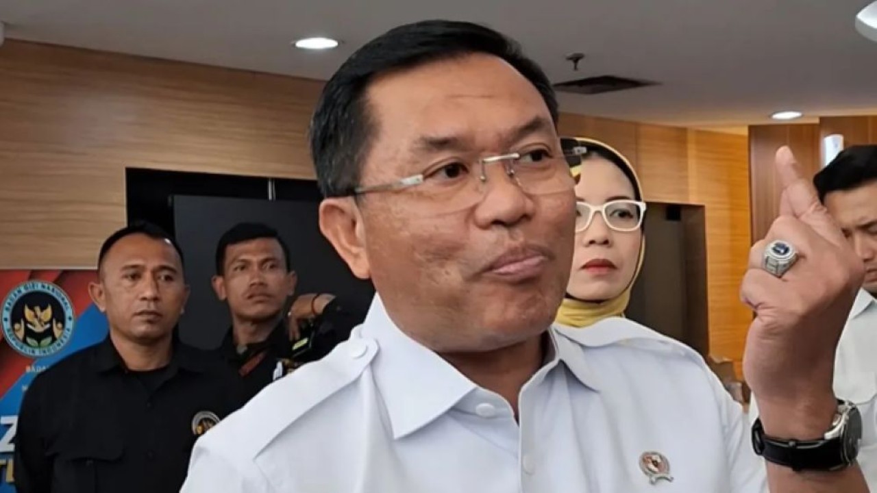 Wakil Kepala BGN Sony Sonjaya menemui para demonstran yang diduga menjadi korban penipuan titik SPPG Kantor BGN, Jakarta Pusat, Selasa (26/5/2026). (Foto: ANTARA/Lintang Budiyanti Prameswari)